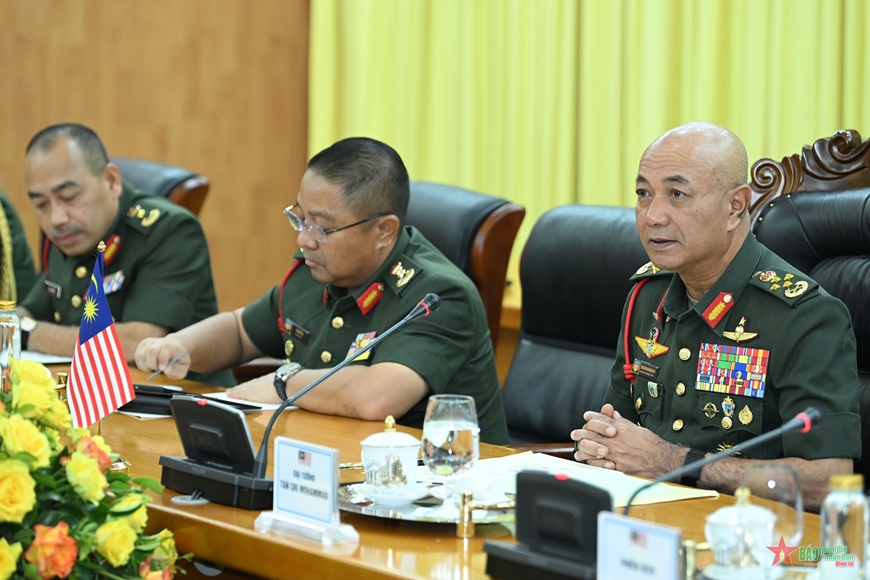 Thượng tướng Nguyễn Tân Cương hội đàm với Tư lệnh Lực lượng Quốc phòng Malaysia