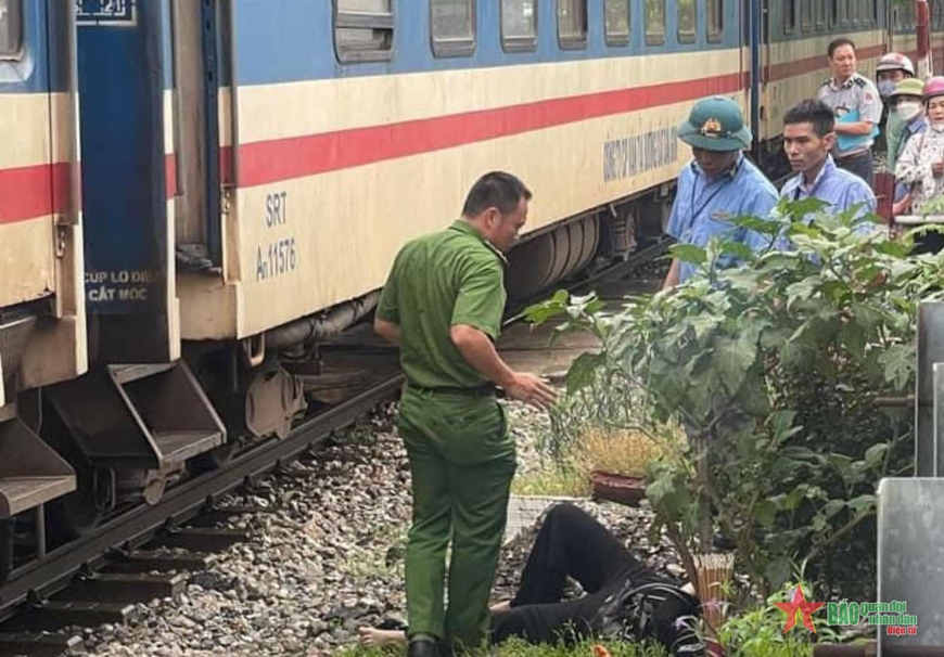 Một người tử vong vì cố tình lao vào đoàn tàu