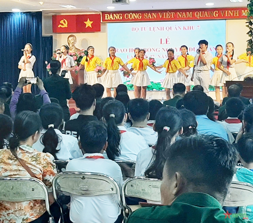 Quân khu 7 trao học bổng Nguyễn Đức Cảnh cho học sinh vượt khó học giỏi