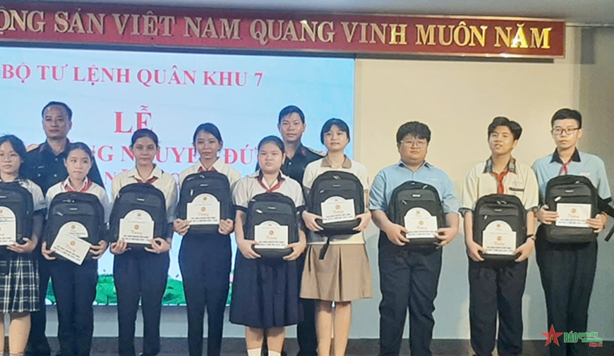 Quân khu 7 trao học bổng Nguyễn Đức Cảnh cho học sinh vượt khó học giỏi
