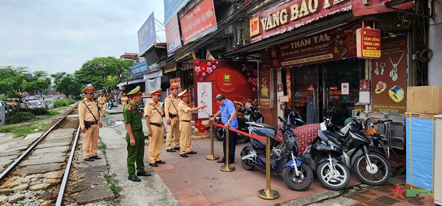 Xử lý vi phạm an toàn giao thông đường sắt tại Hà Nội