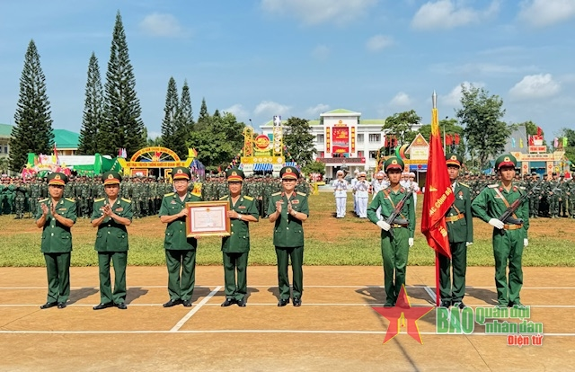 Lữ đoàn Đặc công 198 (Binh chủng Đặc công) đón nhận Huân chương Bảo vệ Tổ quốc hạng Nhất