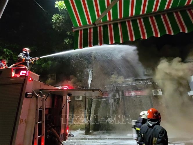 Cháy lớn tại phố Phó Đức Chính (Hà Nội)