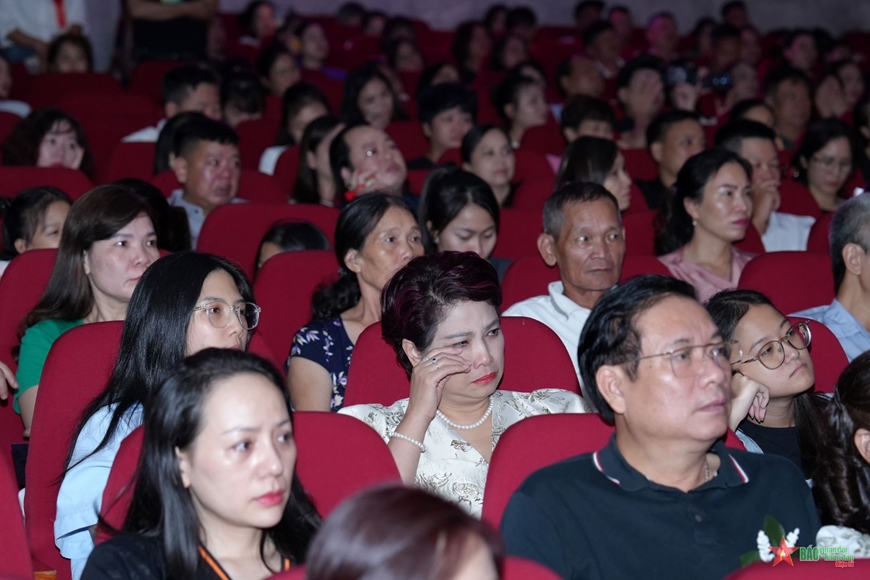 Khán giả rưng rưng trong không gian nghệ thuật “Ơn nghĩa sinh thành 2024”