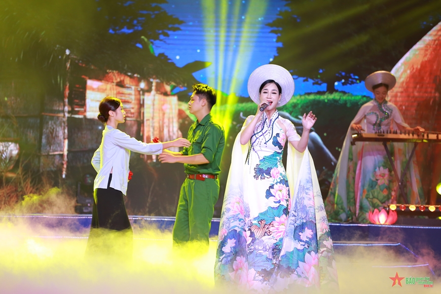Khán giả rưng rưng trong không gian nghệ thuật “Ơn nghĩa sinh thành 2024”