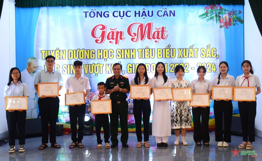 Tổng cục Hậu cần tuyên dương học sinh tiêu biểu xuất sắc, vượt khó khu vực miền Trung