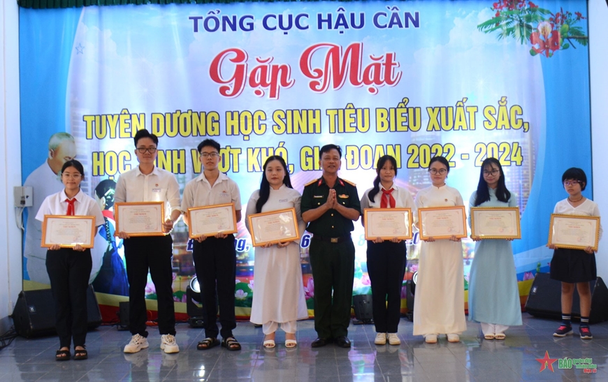 Tổng cục Hậu cần tuyên dương học sinh tiêu biểu xuất sắc, vượt khó khu vực miền Trung