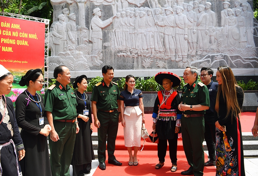 80 năm lắng đọng nghĩa tình