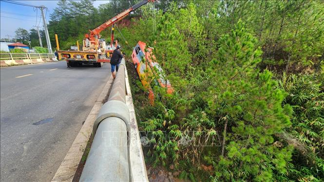 Lâm Đồng: Xe giường nằm lao xuống bờ suối, hành khách hoảng loạn, đập cửa kính thoát thân