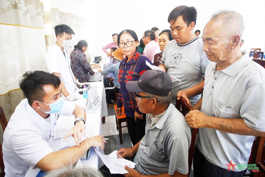 Chương trình Hải quân Việt Nam làm điểm tựa cho ngư dân vươn khơi, bám biển tại Ninh Thuận Chương trình Hải quân Việt Nam làm điểm tựa cho ngư dân vươn khơi, bám biển tại Ninh Thuận