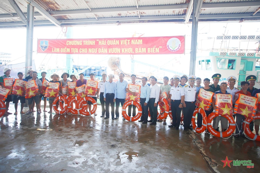 Chương trình Hải quân Việt Nam làm điểm tựa cho ngư dân vươn khơi, bám biển tại Ninh Thuận Chương trình Hải quân Việt Nam làm điểm tựa cho ngư dân vươn khơi, bám biển tại Ninh Thuận