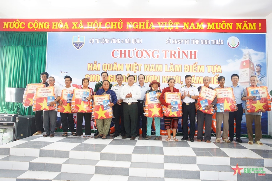 Chương trình Hải quân Việt Nam làm điểm tựa cho ngư dân vươn khơi, bám biển tại Ninh Thuận Chương trình Hải quân Việt Nam làm điểm tựa cho ngư dân vươn khơi, bám biển tại Ninh Thuận