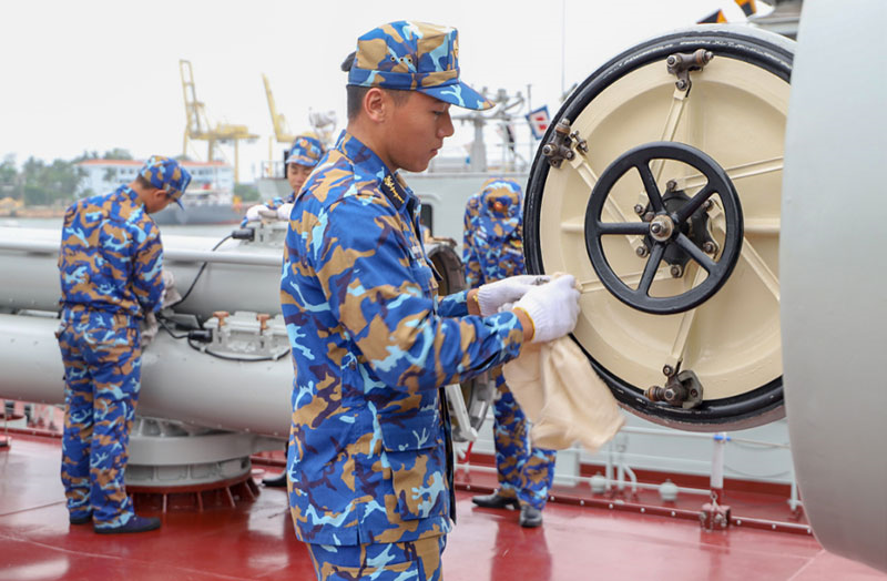 Ống kính bạn đọc: Chăm sóc tàu chiến