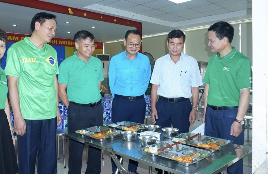 Người lao động phấn khởi với “Bữa cơm công đoàn”