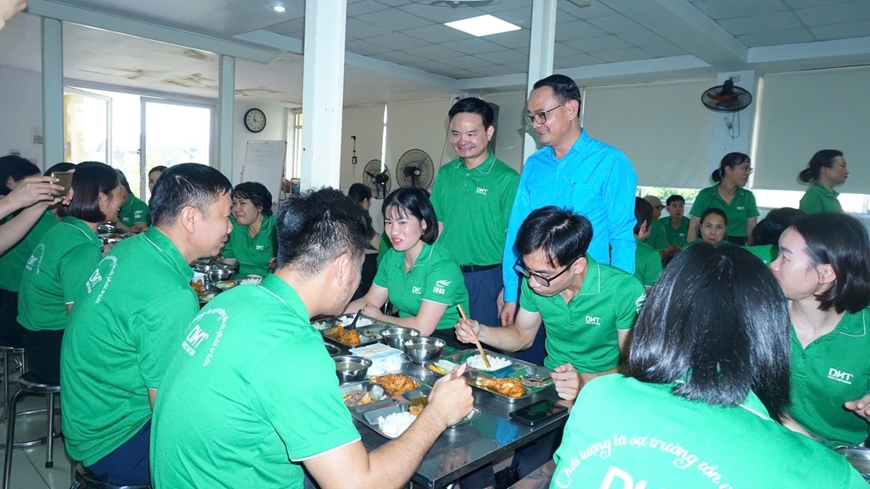 Người lao động phấn khởi với “Bữa cơm công đoàn”