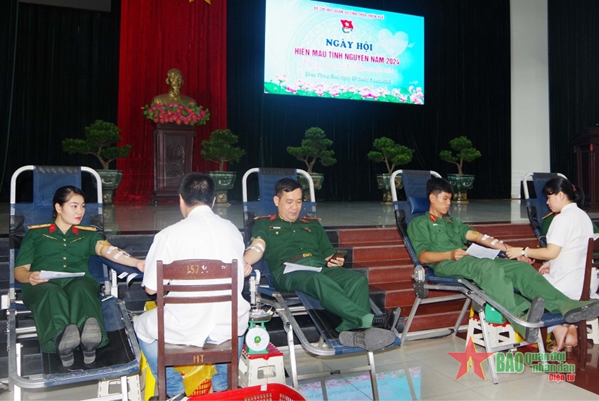 Hơn 100 cán bộ, chiến sĩ tham gia hiến máu tình nguyện