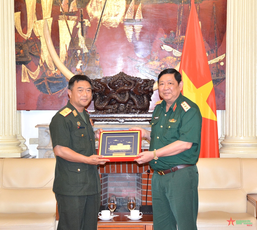 Thượng tướng Huỳnh Chiến Thắng tiếp Cục trưởng Cục Tác chiến Quân đội nhân dân Lào