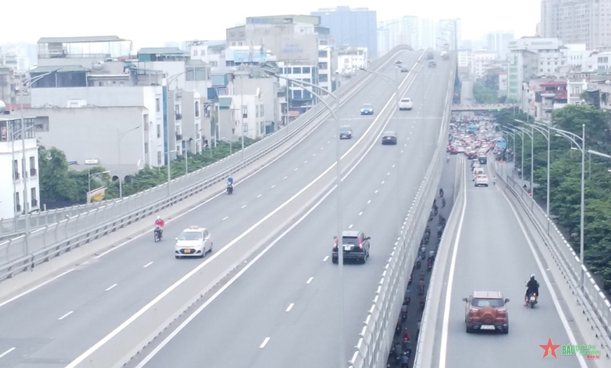 Hà Nội: Kiên quyết xử lý xe máy đi trên đường Vành đai 2 trên cao