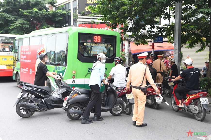 Hà Nội: Kiên quyết xử lý xe máy đi trên đường Vành đai 2 trên cao