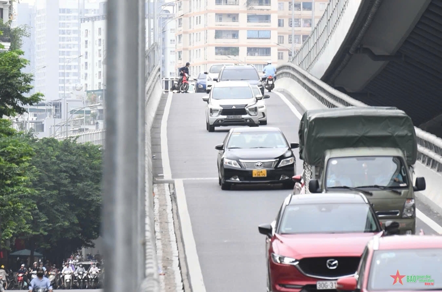 Hà Nội: Kiên quyết xử lý xe máy đi trên đường Vành đai 2 trên cao