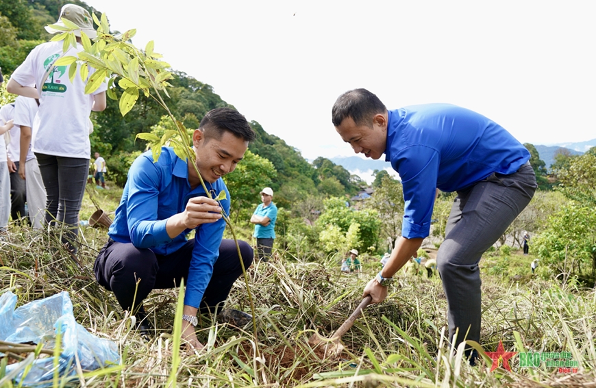 18.000 cây xanh được trồng để “Góp lá vá rừng-vì một Việt Nam xanh và phát triển bền vững”