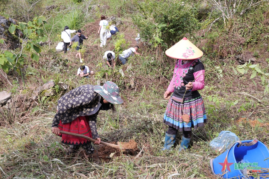 18.000 cây xanh được trồng để “Góp lá vá rừng-vì một Việt Nam xanh và phát triển bền vững”
