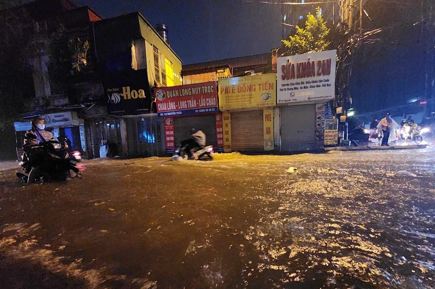 Hà Nội: Mưa lớn tối 22-8, nhiều khu vực bị ngập úng cục bộ