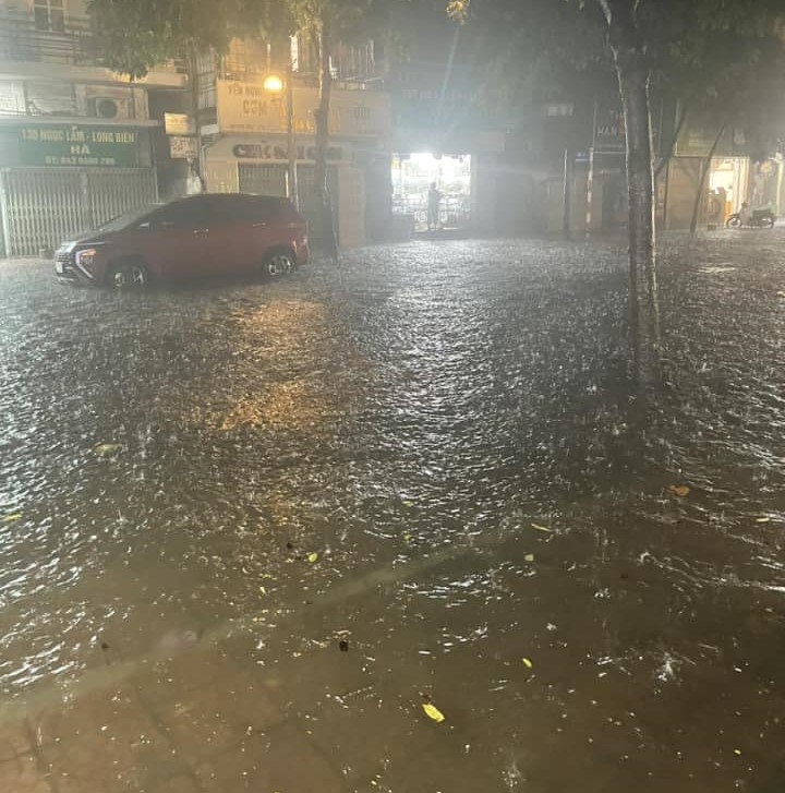 Hà Nội: Mưa lớn tối 22-8, nhiều khu vực bị ngập úng cục bộ