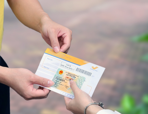 Bưu điện Việt Nam thực hiện chuyển phát thẻ căn cước tới tận tay người dân