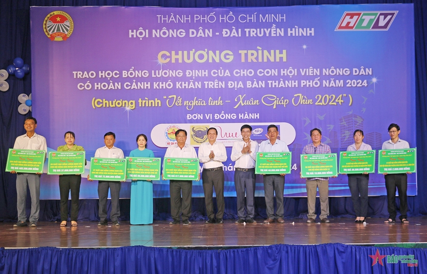 Trao hơn 700 suất học bổng Lương Định Của tặng con nông dân