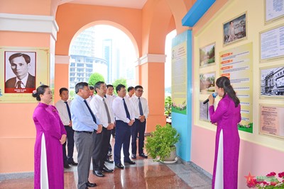 View - 	Lãnh đạo TP Hà Nội, TP Hồ Chí Minh dâng hương Chủ tịch Hồ Chí Minh