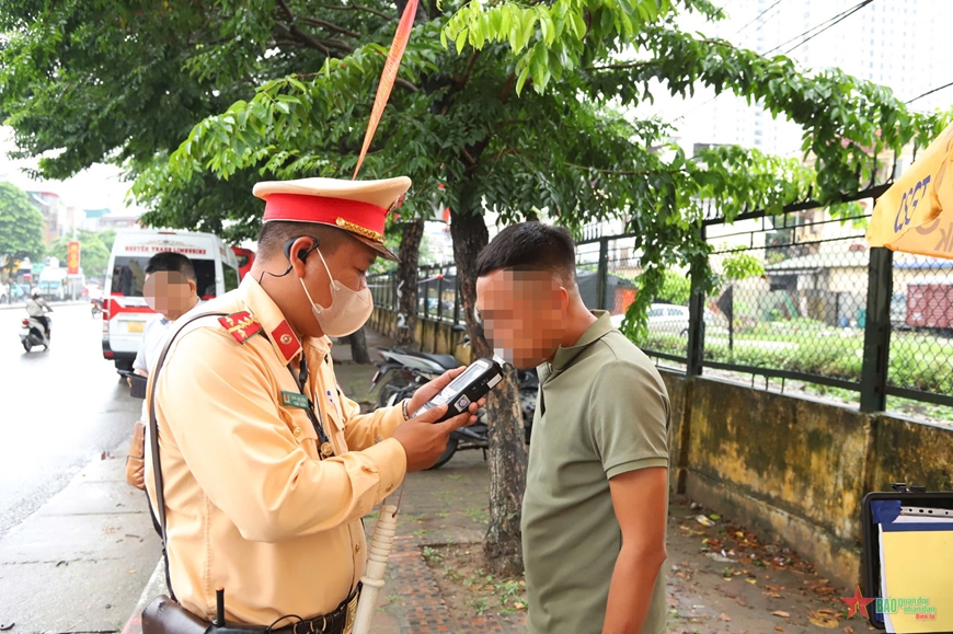 Cảnh sát giao thông Hà Nội tiến hành kiểm tra ma túy tài xế xe khách