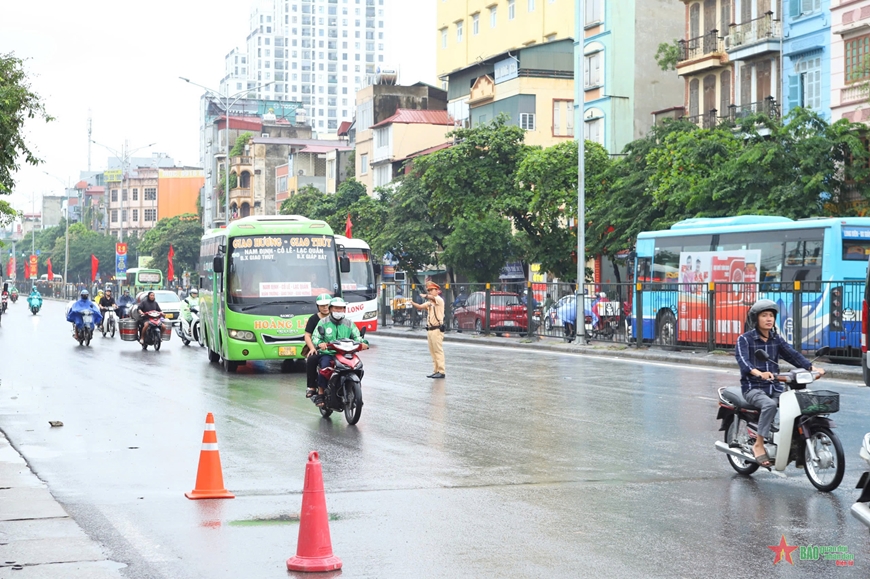 Cảnh sát giao thông Hà Nội tiến hành kiểm tra ma túy tài xế xe khách