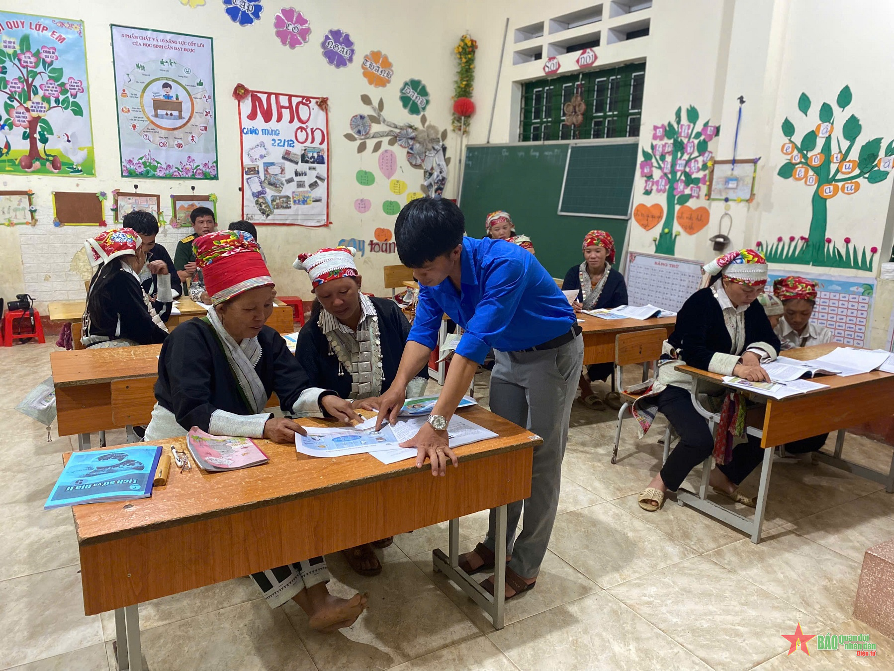 Lớp học xóa mù giữa đại ngàn Bát Xát, Lào Cai