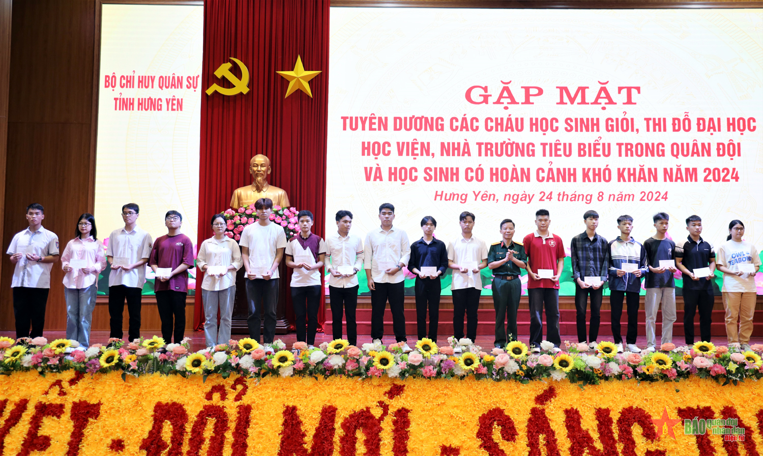 Bộ CHQS tỉnh Hưng Yên tuyên dương các học sinh có thành tích cao trong học tập