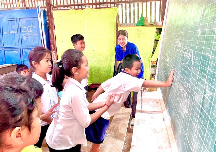 Các em học sinh ôn tập từ vựng tiếng Anh thông qua trò chơi trên lớp. 