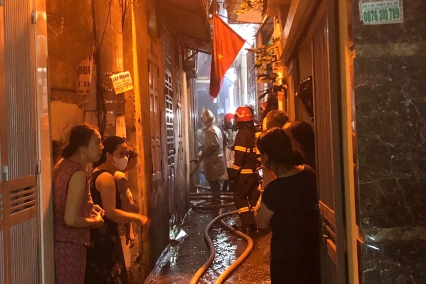 H&agrave; Nội: Ch&aacute;y nh&agrave; d&acirc;n trong ng&otilde; nhỏ tr&ecirc;n đường Lạc Long Qu&acirc;n