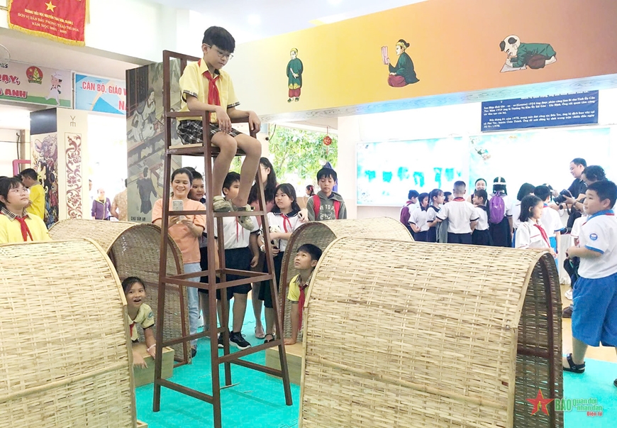 Phát huy tinh thần học tập suốt đời từ triển lãm về Văn Miếu-Quốc Tử Giám