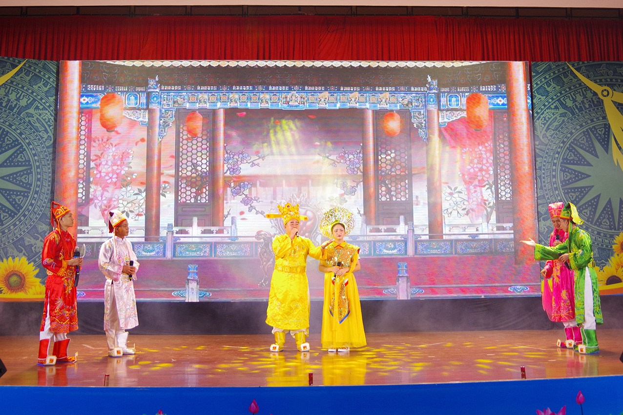 Bộ đội diễn tiểu phẩm về văn hóa giao thông