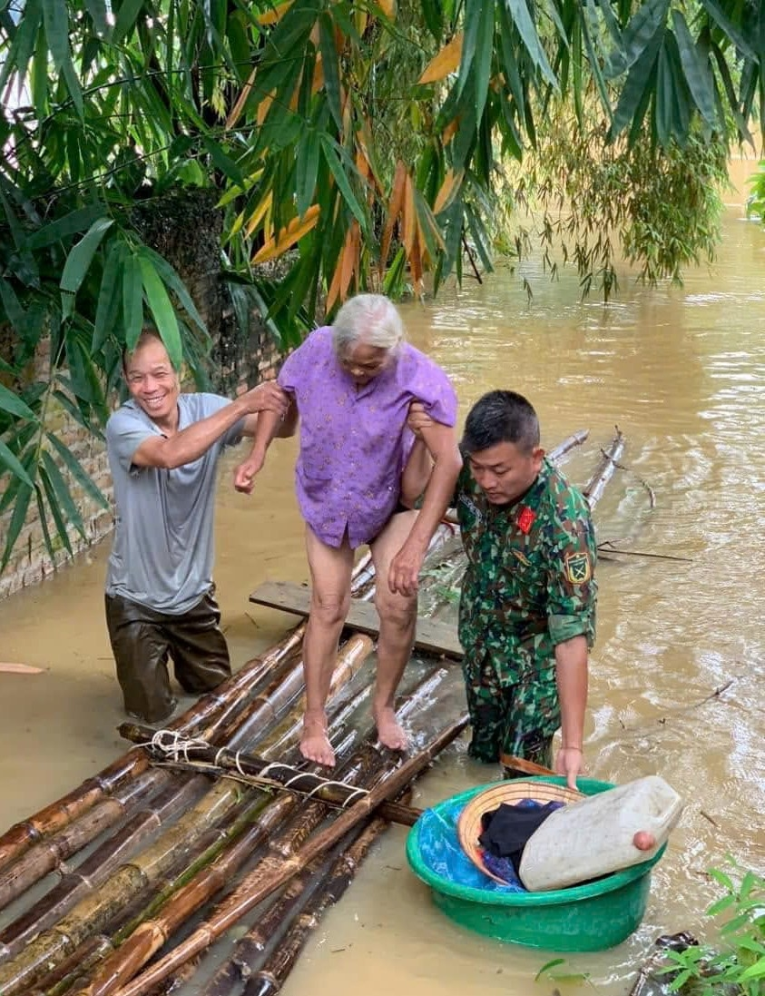 Bộ đội, dân quân giúp dân 