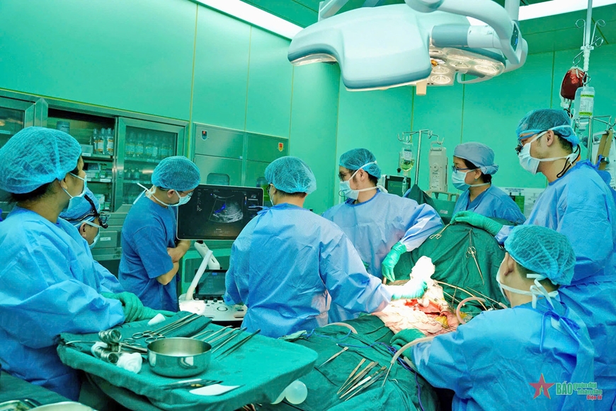 Thực hiện thành công ca ghép tim xuyên Việt và chia gan để ghép
