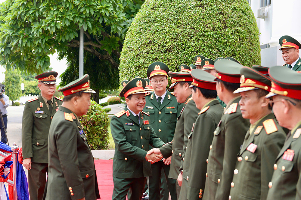 Lễ đón chính thức Thượng tướng Trịnh Văn Quyết và đoàn đại biểu chính trị cấp cao QĐND Việt Nam tại Lào