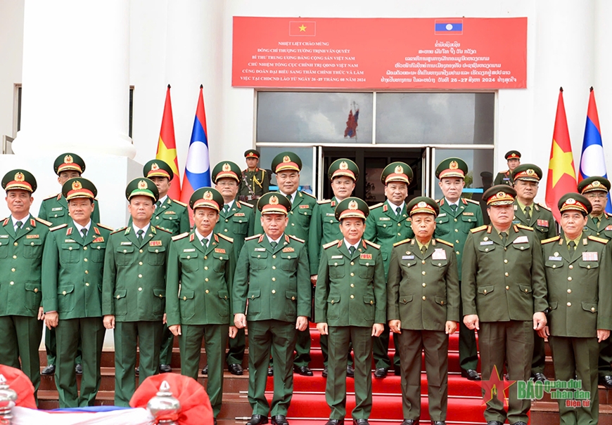 Lễ đón chính thức Thượng tướng Trịnh Văn Quyết và đoàn đại biểu chính trị cấp cao QĐND Việt Nam tại Lào