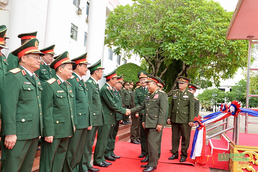 Lễ đón chính thức Thượng tướng Trịnh Văn Quyết và đoàn đại biểu chính trị cấp cao QĐND Việt Nam tại Lào