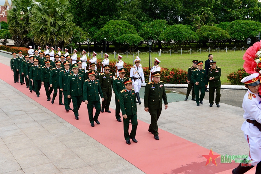 Lễ đón chính thức Thượng tướng Trịnh Văn Quyết và đoàn đại biểu chính trị cấp cao QĐND Việt Nam tại Lào