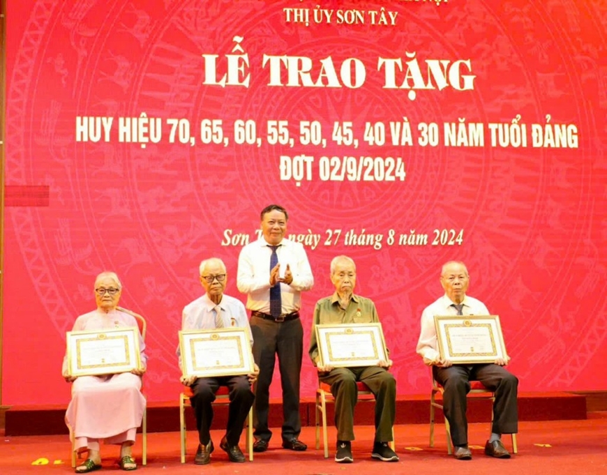 Trao Huy hiệu Đảng tặng 320 đảng viên lão thành tại Sơn Tây