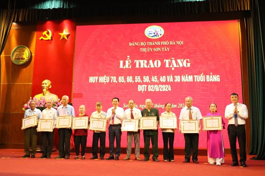 Trao Huy hiệu Đảng tặng 320 đảng viên lão thành tại Sơn Tây