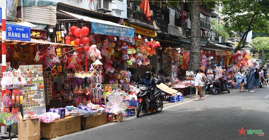 Phố Hàng Mã rực rỡ sắc màu trước thềm Trung thu