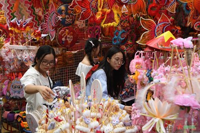 Gallery - 	Phố Hàng Mã rực rỡ sắc màu trước thềm Trung thu