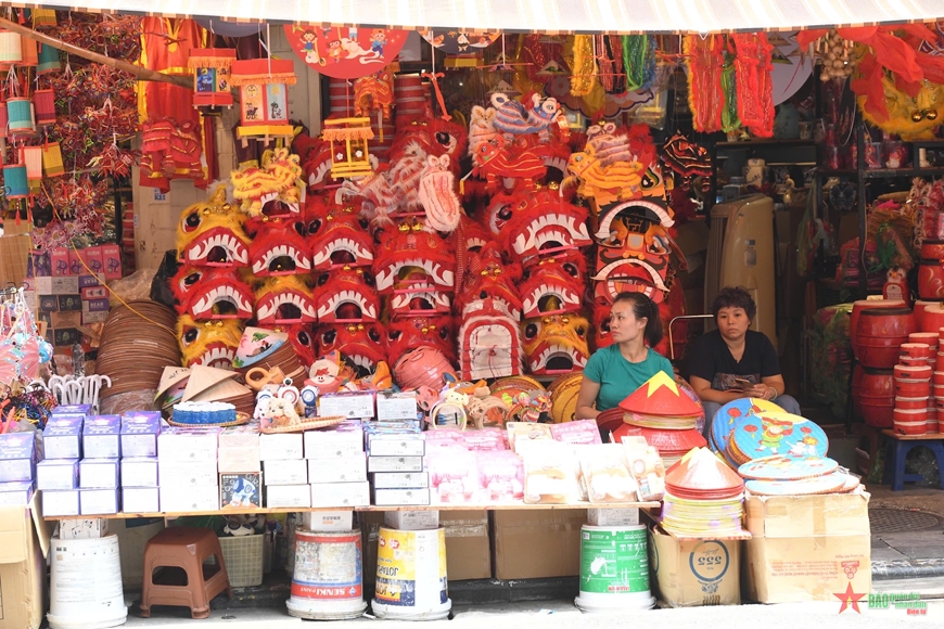 Phố Hàng Mã rực rỡ sắc màu trước thềm Trung thu